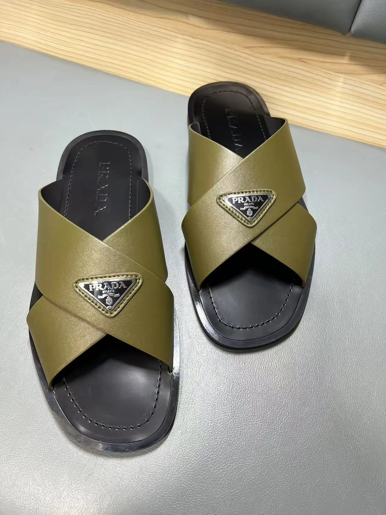 340💰PRADA Prada’s latest slippers are synchronized with the official website. This slipper is made of the brand’s unique and iconic Saffiano leather. The brand logo jumps out from the double straps, and the brand style is clearly visible. Cowhide gives men elegant charm and functional design, making it an ideal choice for vacation and leisure. Size:38-45